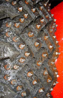 pneumatique neige avec clous pyramidaux