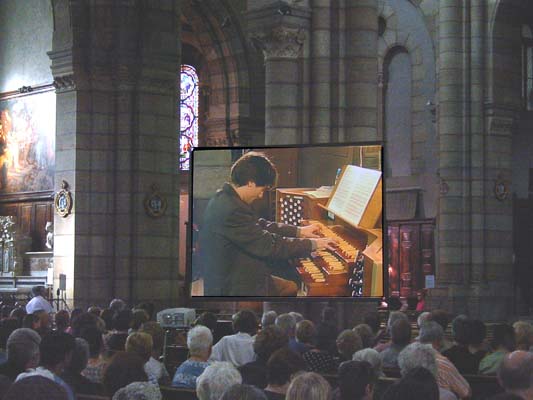 Retransmission vid�o sur grand �cran (aux claviers, Serge Ollive)