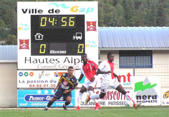 CFA groupe B 2006-2007 : Gap HAFC - 1 / AS Monaco r�serve pro - 0. Le joueur gapen�ais est le n�9 Lamine Djaballah, attaquant et butteur de la partie � la 61e minute