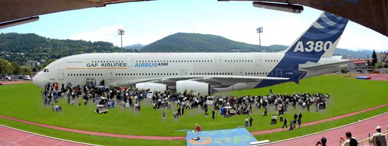 A380 Gap Airlines sur le stade de Gap (it's a joke of course !). Photomontage approximatif avec stade de Gap, A380 aux couleurs de Singapore Airlines modifi�es, foule aux abords d'une pr�sentation A380. Il s'agit donc d'une fiction