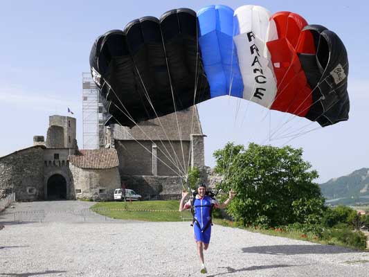 Ronan H�naff, �quipe de France militaire de parachustisme, terrasse du ch�teau de Tallard, printemps 2007